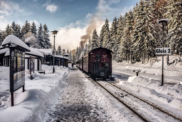 55e0d7474f52ad14ea898675c6203f78083edbe25458794a71267c_640_mountain-train