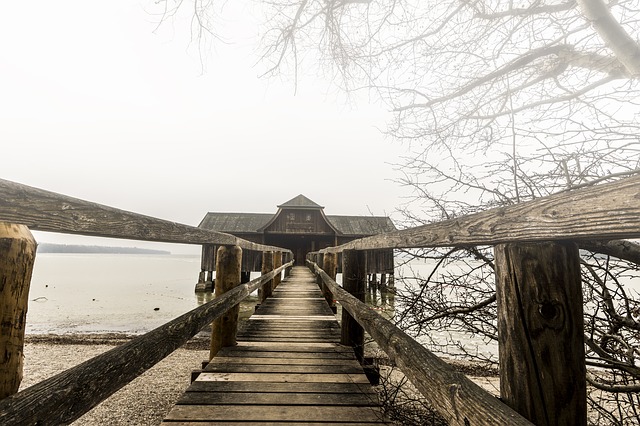 54e0dd41495ba414f1dc8460962a3f7f1d37d8f852547941762b7dd69749_640_log-cabin-lake