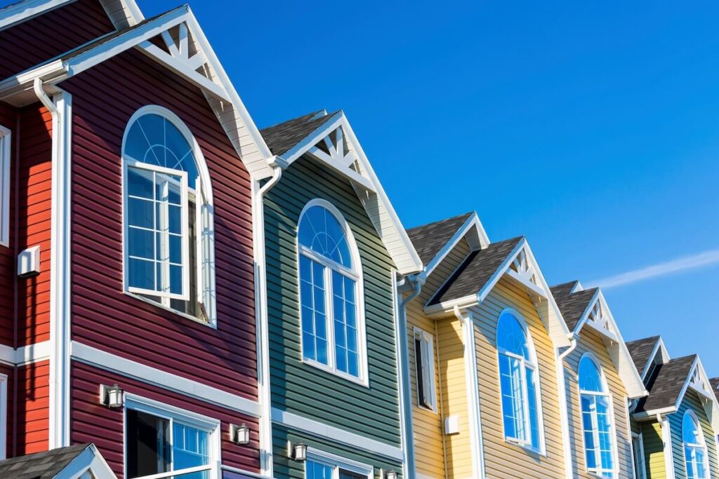 A row of townhomes with multiple vinyl siding colors